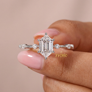 Anillo de compromiso y boda contemporáneo de plata 925 con diamante hexagonal de corte escalonado cultivado en laboratorio y engaste de garra de línea limpia - Product Image 1