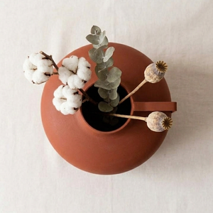 Vase à fleurs en terre cuite artisanal, doté d'un corps rond et d'une poignée latérale au design moderne, pour une décoration intérieure élégante. - Product Image 3