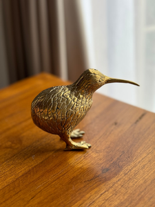 Figurines d'oiseaux kiwi en laiton faites à la main, lot de trois, sculpture d'oiseaux exotiques, statue de faune en métal texturé, décoration d'intérieur, décoration de table - Product Image 3