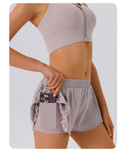 Conjunto de pantalones cortos deportivos plisados ​​de color liso para mujer con cintura elástica, color gris - Product Image 2
