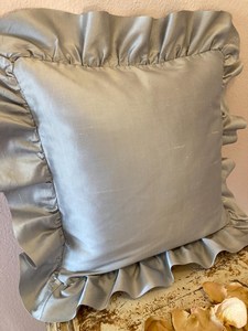 Housse de coussin en soie faite à la main, sur mesure, couleurs variées, douce et chaude, avec volant double face en tissu assorti doublé de taffetas - Product Image 2