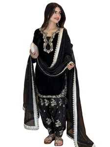 Ensemble de soirée de créateur en satin de verre pur, comprenant un haut et un pantalon palazzo avec dupatta, orné de broderies, de sequins et de motifs de rivets et de perles, style Kameez. - Product Image 3