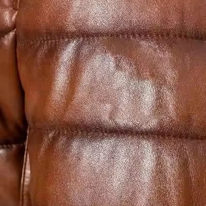 Veste à bulles intemporelle conçue pour les hommes recherchant à la fois chaleur et style dans un look de veste d'hiver - Product Image 3