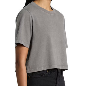 Camiseta Corta Blanca Personalizada para Mujer, Hombros Caídos, Lisa, para Presentación de Arte Digital y Maquetas - Product Image 2
