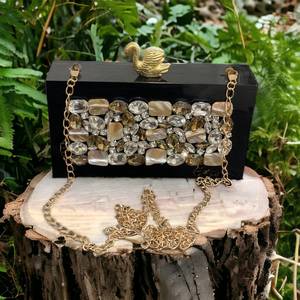 Bolso de mano de resina negra hecho a mano con adornos de piedras preciosas y cierre de cisne dorado, elegante bolso de noche con correa de cadena - Product Image 1