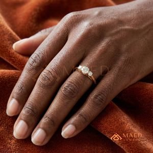 Anillo de Oro de Lujo con Corte Redondo, Símbolo del Pasado, Presente y Futuro – Anillo de Boda Nupcial Simbólico de Oro Amarillo de 14K con Tres Piedras de Corte Redondo - Product Image 3