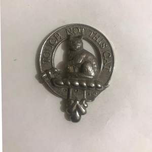 Distintivo da cappello con stemma del clan Gordon in peltro. IT contiene il <span class=keywords><strong>motto</strong></span> del clan, "BYDAND", che è un termo scozzese. - Product Image 2