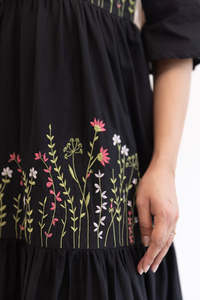 Robe longue en mousseline noire avec manches volantées et ourlet superposé, coupe trapèze, tenue décontractée d'été, confortable et respirante pour femme - Product Image 4