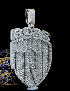 จี้รูปโล่ประดับเพชรโมอิสซาไนต์ 12 กะรัต VVS หรูหรา พร้อมตัวเรือนเงินแท้ชุบทอง 10K/18K สไตล์ฮิปฮอปสุดอลังการ - Product Image 1