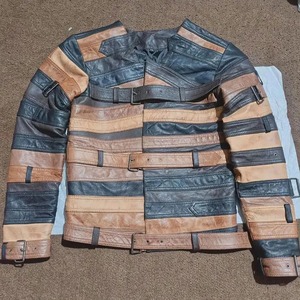 Chaqueta de Cuero Multicolor con Parches, Chaqueta Estilo Motociclista con Correa y Hebilla Recicladas - Product Image 4