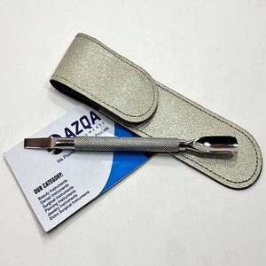 Pousse-cuticules professionnel en acier inoxydable à double extrémité avec nettoyeur d'ongles et étui en cuir argenté pour manucure et soin des ongles - Product Image 1