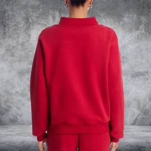 Sweat-shirt rouge à col montant avec grand motif arqué blanc sur le devant, coupe décontractée, manches longues, poignets et ourlet côtelés, personnalisation du logo - Product Image 3