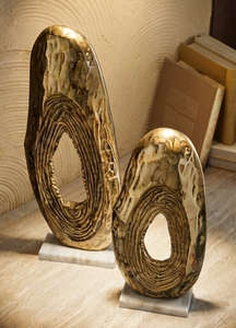 Sculpture en tôle métallique faite à la main avec base en marbre blanc, finition plaquée or, design en relief, objets décoratifs - Product Image 2