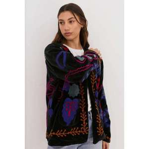 Veste noire brodée Suzani avec motifs floraux multicolores vibrants, en coton, style bohème, vêtements d'extérieur pour femmes - Product Image 5