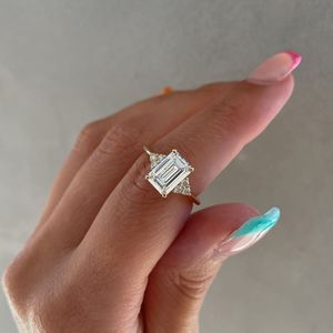 Bague de fiançailles et de mariage en or jaune 14 carats avec diamant de laboratoire taille émeraude 2 carats, certifié IGI, bijou de luxe pour cadeau de fête - Product Image 1