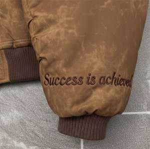 Chaqueta Bomber Acolchada de Invierno para Hombre ES 2025, Cuello Redondo, Resistente al Viento, con Parches Bordados, Cierre de Cremallera - Product Image 4