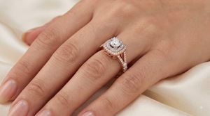 Anillo de compromiso de doble halo estilo nupcial vintage con diamante cultivado en laboratorio de corte, engaste de punta dividida con pavé, personalizado OEM ODM, oro fino - Product Image 3