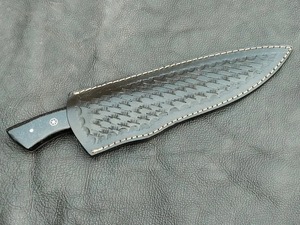 Couteau de chef ambidextre moderne fait main Edge Master Manufacture, en acier Damas, manche en corne noire, étui en cuir, compatible lave-vaisselle - Product Image 6