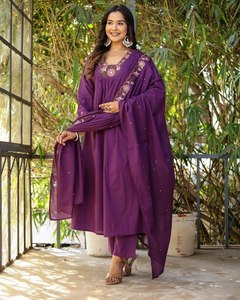 Ensemble Anarkali en rayonne douce effet flammé, brodé, col bateau évasé, manches trois quarts, avec dupatta en coton Chanderi, pour soirée, séchage rapide - Product Image 4