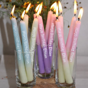 Bougies coniques personnalisées Pastel pour anniversaire, avec nom sur mesure, en cire de soja, sans fumée, faites à la main, parfum rose, pour Noël - Product Image 1