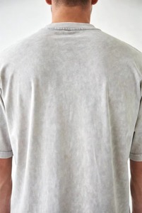 เสื้อยืดคอกลมแขนสั้นทรงโอเวอร์ไซส์ผ้าคอตตอนเจอร์ซีย์ลายมัดย้อมสีพื้นเรียบง่ายสำหรับผู้ชาย - Product Image 2