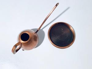 Arrosoir en cuivre à long bec avec poignée en bois et plateau pour plantes d'intérieur, usage décoratif pour balcon, fabriqué à la main en Inde - Product Image 3