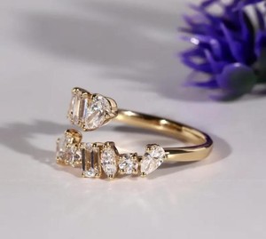 Anillo de diamantes multiforma en oro amarillo macizo con esmeraldas en corte pera, marquesa, redondo y mixto, diseño de racimo dinámico asimétrico abierto - Product Image 3