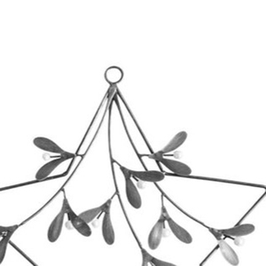 Elegante Corona de Metal Plateado con Estrellas y Acentos de Bayas Blancas, Perfecta para Decoración Festiva de Pared o Ventana - Product Image 4