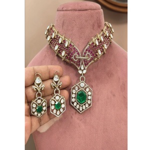 Ensemble collier et boucles d'oreilles en or plaqué laiton de haute qualité avec moissanite Polki, idéal pour les femmes, pour les fiançailles, les mariages, les anniversaires, les fêtes - Product Image 1