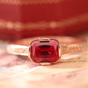 Anillo Solitario de Oro Rosa Sólido de 14K con Rubí de Laboratorio de 1ct, Corte Cojín Alargado, Color Sangre de Pichón, Grabado a Mano, Media Montura, de Lujo, Estilo Vintage - Product Image 3