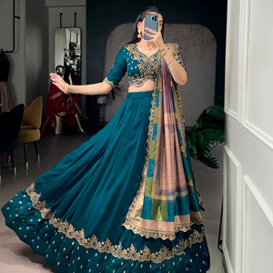 Lehenga Choli élégant en soie Vichitra avec de riches sequins et broderies en fil. - Product Image 4