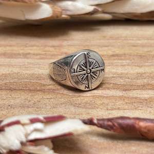 Bague signet boussole pour homme, style minimaliste nautique, en laiton plaqué argent, bijoux Faoshon en laiton de style géométrique, vente en gros - Product Image 3