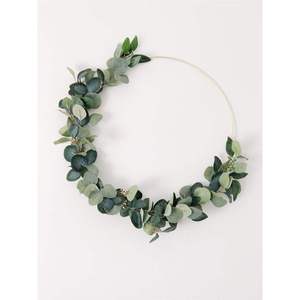 Moderna Corona de Eucalipto para Colgar en la Pared, Decoración de Guirnalda de Hojas Artificiales con Anillo de Metal Dorado, Arte de Pared para el Hogar de Primavera - Product Image 1