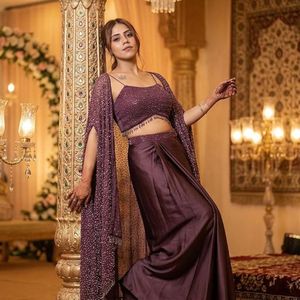 Robe de demoiselle d'honneur bordeaux, ensemble deux pièces style Banarasi avec dupatta et lehenga pour cérémonie de mariage - Product Image 2