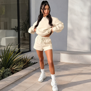 Conjunto de Dos Piezas de Ropa Casual para Mujer Otoño Invierno con Logotipo Personalizado, Sudadera con Capucha, Pantalones Cortos Deportivos, Tejido Sólido Irregular - Product Image 2