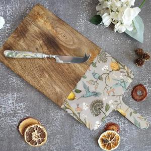 Tabla de Cortar de Madera de Mango con Estampado Floral Sostenible, Acabado Esmaltado, Ecológica, 2 cm de Grosor, Apta para Lavavajillas, para Cortar Pizza y Alimentos - Product Image 1