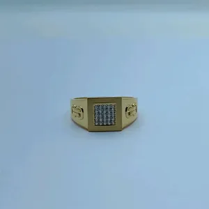Bague pour homme en or jaune, style contemporain, avec un motif de diamants carrés en cluster sur le dessus et un anneau poli raffiné - Product Image 1