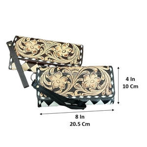 Pochette en cuir de vachette premium à motif damier et gravures, avec dragonne, motif floral, fermeture éclair et porte-cartes multiples pour femme - Product Image 2