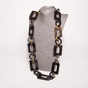 Collier moderne artisanal en corne de buffle écologique, couleur ambre miel, forme naturelle, design indien - Product Image 2