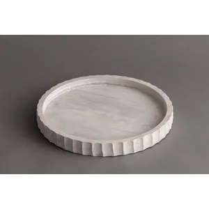 Plateau décoratif contemporain avec surface en métal martelé artisanal, plateau de rangement de luxe fait main, plateau de service rond en bois - Product Image 3