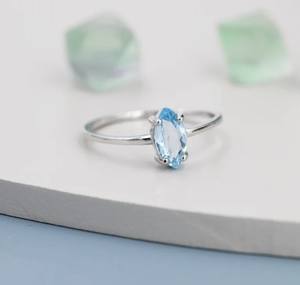 แหวนโทแพซทรงมาร์คีส์สีฟ้าธรรมชาติแท้ ประดับบนตัวเรือนเงินแท้ชุบทอง 14K เหมาะสำหรับงานหมั้น งานแต่งงาน วันครบรอบ และใส่ซ้อนกับแหวนอื่นๆ - Product Image 5