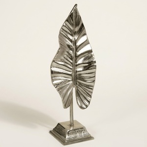 Sculpture de feuille en aluminium argenté vintage, statue de feuille tropicale en métal artisanale avec support pour la décoration de table à la maison, à l'hôtel ou au bureau - Product Image 1