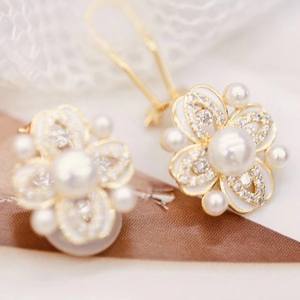 Boucles d'oreilles en perles d'eau douce de style rétro français Haoshi Camellia Micro-incrustées de perles Design de niche Pétales pour les trous d'oreille - Product Image 1