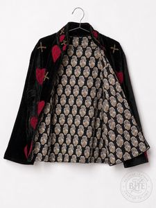 Veste en velours noir Suzani faite à la main, brodée de fleurs, cœur rouge, col mandarin, kimono artisanal, style bohème, vêtement d'extérieur pour l'automne - Product Image 6