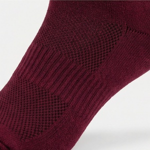 ถุงเท้าข้อสั้นผู้ชาย สีพื้น แบบถัก ทรงปกติ สีแดงเบอร์กันดี - Product Image 5