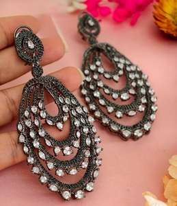 Magnifiques boucles d'oreilles pendantes en moissanite plaquées or de qualité supérieure pour femmes, collection pour soirées et occasions spéciales - Product Image 2