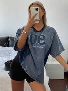 เสื้อเจอร์ซีย์เดนิมโอเวอร์ไซส์สำหรับผู้หญิง คอวี 90 องศา สไตล์สตรีทแวร์ เสื้อกีฬา ผ้าฝ้ายฟอก ซัพพลายเออร์ขายส่งแบบ OEM - Product Image 5