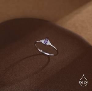 Anillo de Plata de Ley con Circonitas Cúbicas Lila de Inspiración Vintage, Anillo Baguette en Plata o Oro, Delicado Anillo con Zafiro - Product Image 1