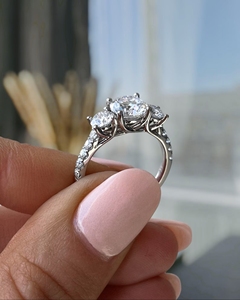 Anillo de Compromiso Clásico con Tres Moissanitas de Fabricación India para Propuestas, Bodas y Regalos Románticos, Disponible para Exportación - Product Image 5