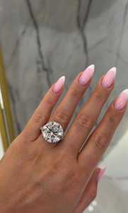 Bague de fiançailles en diamant de laboratoire rond de 10 carats : trois pierres, diamants accentués en forme d'aile de cerf, certifiée IGI - Product Image 1